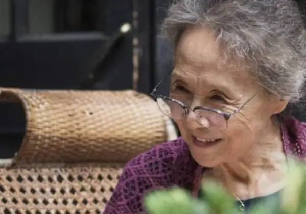 被小年轻“耍大牌”的吴彦姝，86岁独居12年，拼命拍戏却买不起房